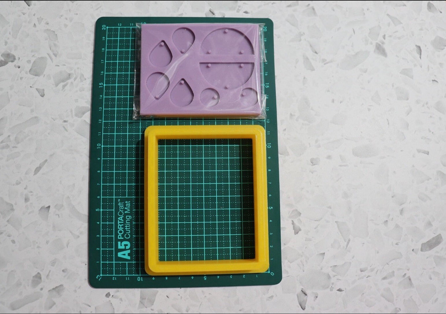 Silicone mould/mold housing, housing to make silicone moulds with
