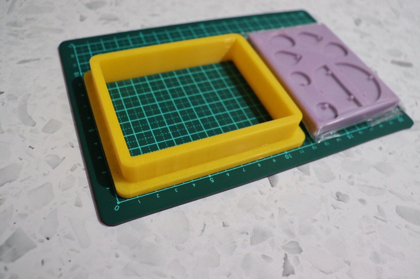 Silicone mould/mold housing, housing to make silicone moulds with